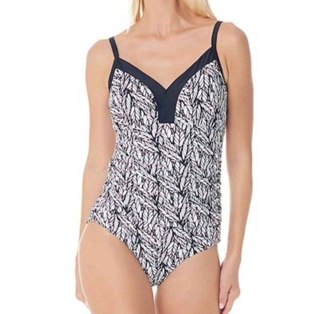 SEA & SAND Women's One Piece Swimsuit Black White Tummy Control Size 16 NWT
